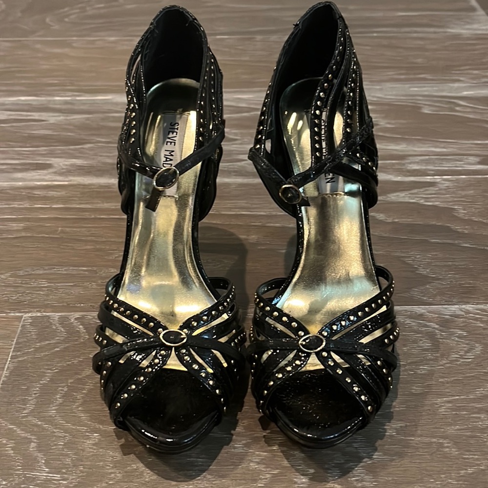 Steve Madden black patent leather studded pump